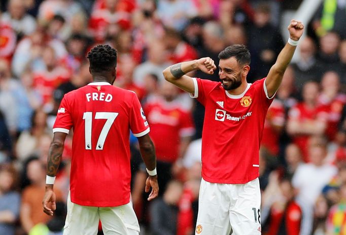 Bruno Fernandes slaví za dohledu spoluhráče Freda hattrick, kterým pomohl Manchesteru United v prvním kole nového ročníku anglické Premier League k vítězství nad Leedsem