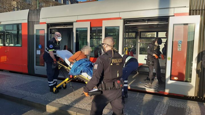Řidič tramvaje vyzval cestujícího k nasazení roušky, ten na něj vytáhl nůž