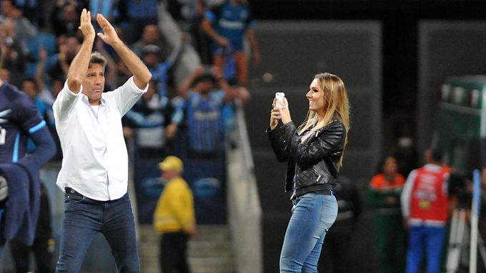 Trenér Renato Portaluppi a jeho dcera, úspěšná modelka Carolina Portaluppiová v semifinále brazilského poháru.
