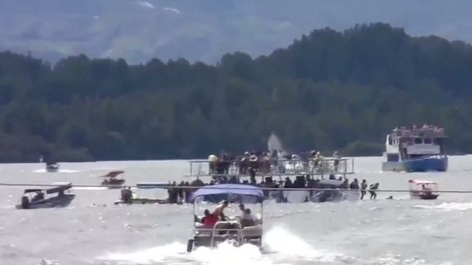 Na severozápadě Kolumbie na jezeře Guatapé se v neděli potopila výletní loď s asi 170 lidmi na palubě. Devět lidí zemřelo, desítky jsou pohřešovány.