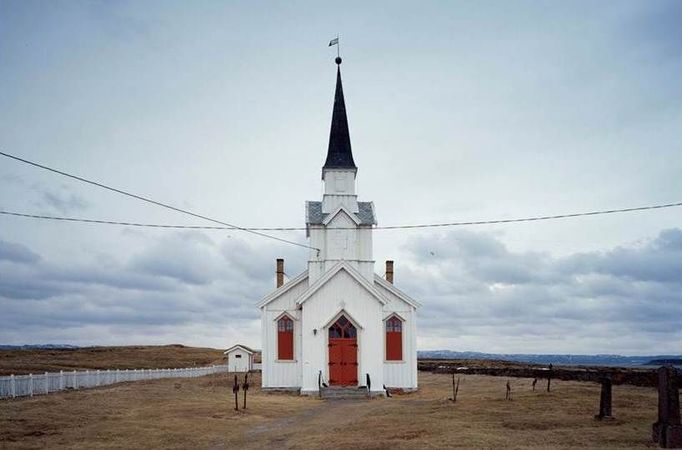 Kostel v Nesseby, Finnmark, architekt C. H. Grosh, 1858.  Nesseby v kraji Finnmark leží úplně na severovýchodě Norska. Krajina je zde jiná než v jižním Norsku, ale také velice zajímavá. Na této fotce není vidět, jak silně fouká vítr. Působí klidně, ale musel jsem dokonce držet stativ, aby ho vítr neporazil. (c) Jiří Havran