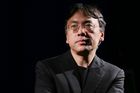 Nobelovu cenu za literaturu získal britský autor románů Kazuo Ishiguro
