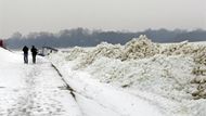 Led poškodil nejen desítky lodí, pontonů, mol či hausbotů, ale i řadu plovoucích restaurací.