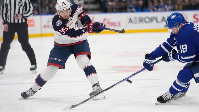 Český obránce Columbusu David Jiříček pálí na branku Toronta