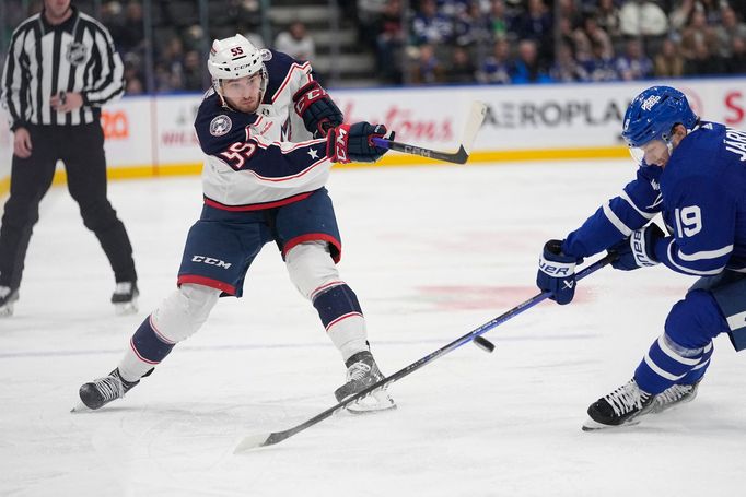 Český obránce Columbusu David Jiříček pálí na branku Toronta