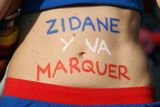"Zidane zaboduje!" I tak je možno přeložit nápis na břiše jedné z fanynek, která přijela podpořit svůj tým do Berlína. A Zidane opravdu bodoval.