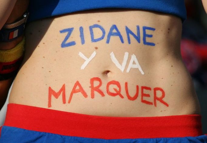 "Zidane zaboduje!" I tak je možno přeložit nápis na břiše jedné z fanynek, která přijela podpořit svůj tým do Berlína. A Zidane opravdu bodoval.