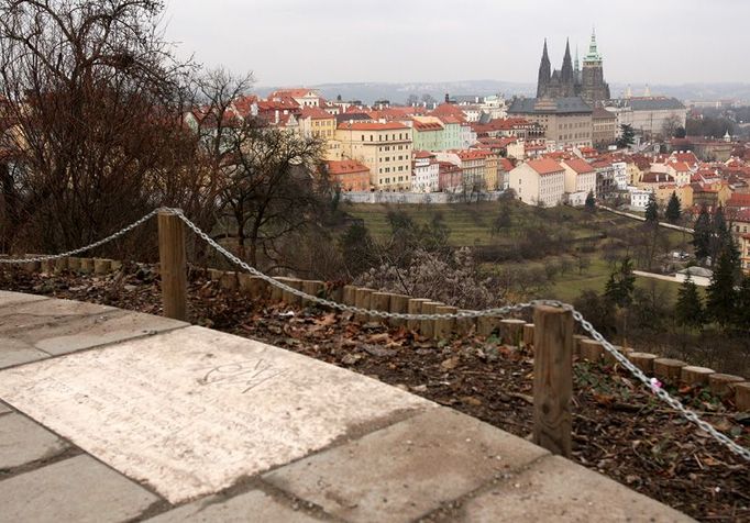 Krásná vyhlídka na Hradčany a Malou Stranu od sochy Panny Marie v Exilu na svahu pod Petřínem. Přístupná ovšem jen po blátivých cestičkách.