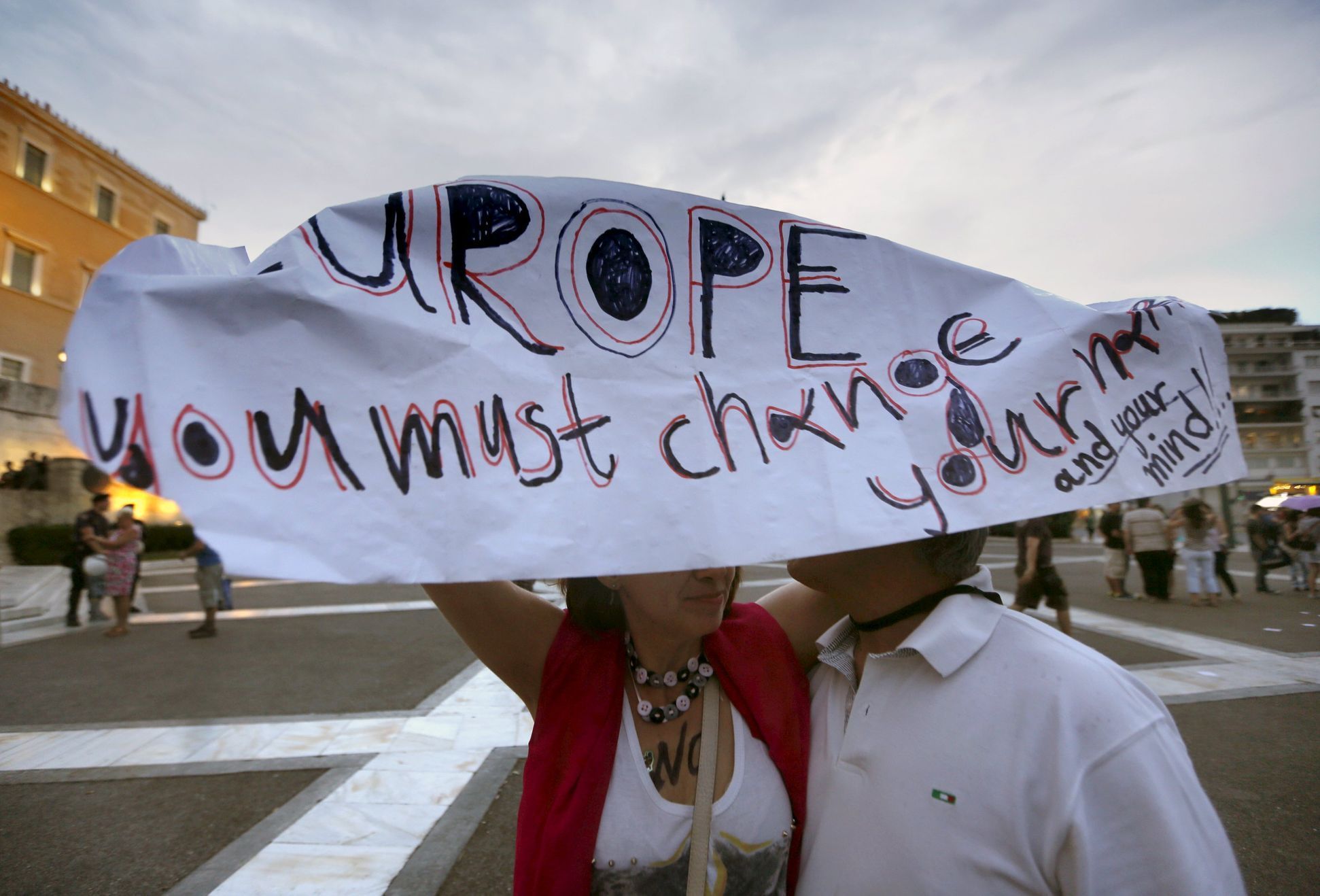 Protest proti EU před parlamentem v Aténách
