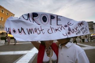 Protest proti EU před parlamentem v Aténách.