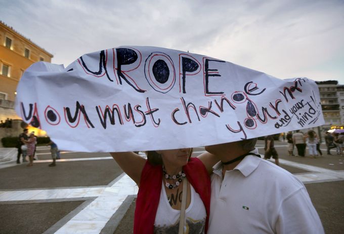 Protest proti EU před parlamentem v Aténách.