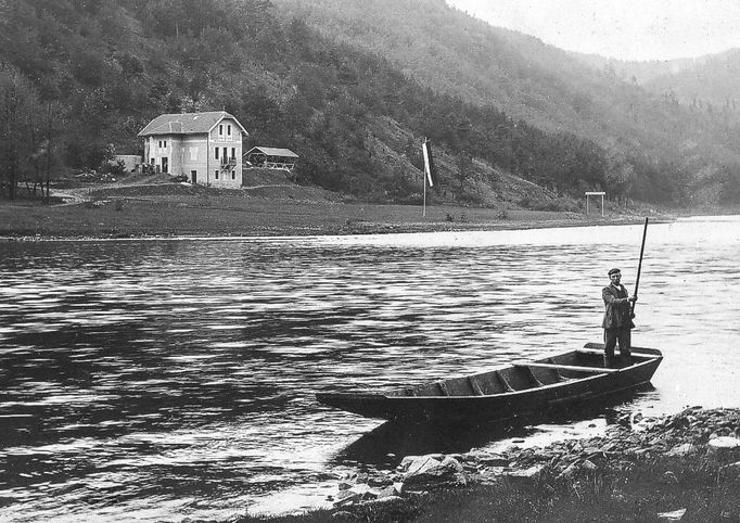 Historická fotografie zachycující tehdejší malebnou krajinu Svatojánských proudů před výstavbou vodní nádrže Štěchovice. Nedatováno.