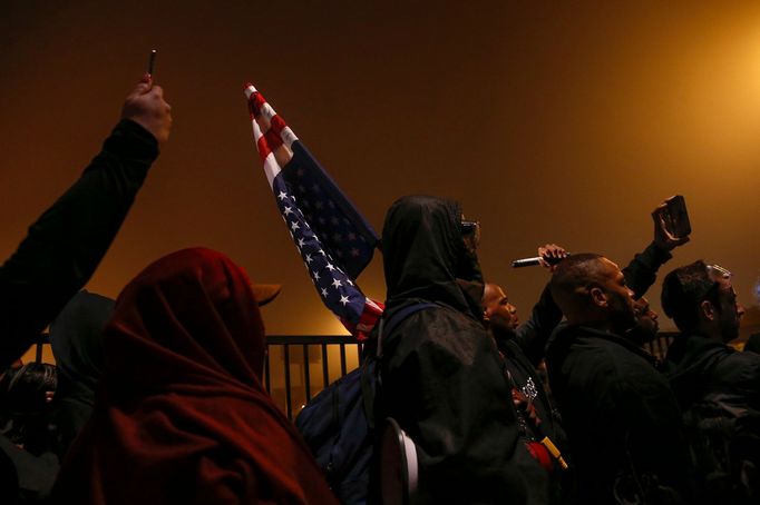 Protestující na Velkém mostě v St. Louis 13.října