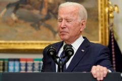Ochromený Biden. Kvůli Afghánistánu ho kritizuje už i vlastní strana, bojí se voleb