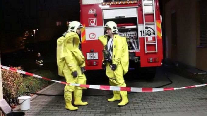 Hasiči v chemických oblecích a v dýchací technice provedli dezinfekci ordinace oddělení traumatologie v Nemocnici Šternberk.