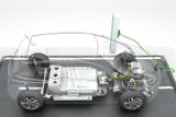 Konstrukce elektromobilu Renault Zoe je v zásadě jednoduchá. Baterie typu Li-on je umístěna v těžišti vozu a její kapacita je 22 kWh. Teoreticky by to nyní, po modernizaci motoru, mělo vystačit na ujetí 210 kilometrů. V zimních podmínkách, jak jsme si ověřili, je na jedno nabití reálné ujet zhruba 120-130 kilometrů.