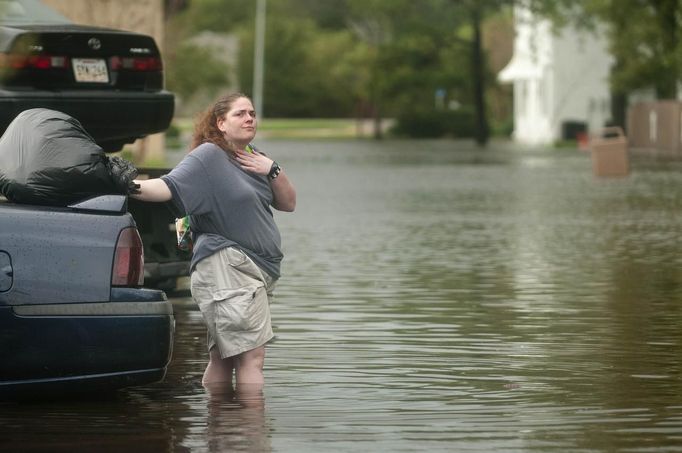 Katrina Turner looks back at her apartment in the Olde Towne area after Hurricane Isaac passed through Slidell, Louisiana, August 30, 2012. Isaac, downgraded to a tropical storm, has drenched southeastern Louisiana and Mississippi with heavy rainfall while a significant storm surge continued, the U.S National Hurricane Center said. REUTERS/Michael Spooneybarger (UNITED STATES - Tags: ENVIRONMENT DISASTER) Published: Srp. 31, 2012, 12:27 dop.