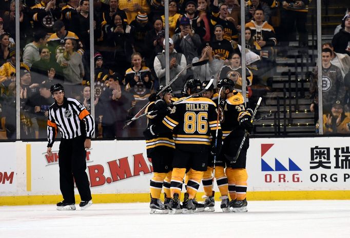 NHL, Florida: Boston: radost Bostonu - Kevan Miller (86) a David Pastrňák (88)