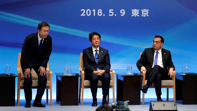 Jihokorejský prezident Mun Če-in, japonský premiér Šinzó Abe a čínský premiér Li Kche-čchiang na setkání v Tokiu.
