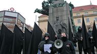 Organizátoři se dohodli s policisty na průběhu akce: "Dohodli jsme se, že všechno proběhne v klidu," řekl novinářům pořadatel. V projevu pak pořadatel vyzval: "Obsaďme politiku a veřejný život!"