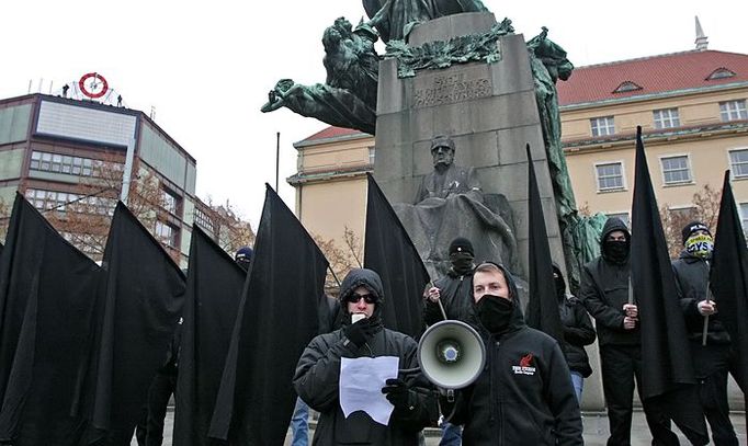 Organizátoři se dohodli s policisty na průběhu akce: "Dohodli jsme se, že všechno proběhne v klidu," řekl novinářům pořadatel. V projevu pak pořadatel vyzval: "Obsaďme politiku a veřejný život!"