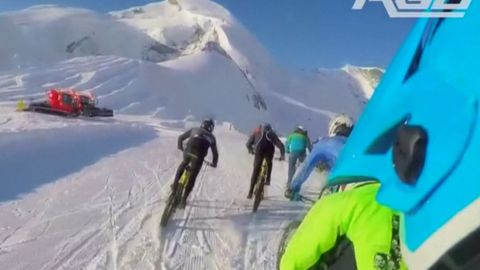 Cyklisté se řítili po sněhu z hory ve švýcarských Alpách. Někdy rychlostí až 100 km/h