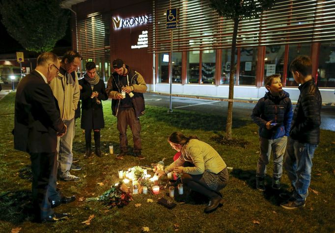 Lidé večer přinášeli na místo útoku před školou v Trollhättanu květiny a zapalovali svíčky.