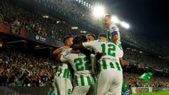 fotbal, Evropská liga, 2023/2024, Betis Sevilla - Sparta, radost fotbalistů Betisu po vítězném gólu