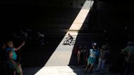 Toulouse, Francie: fanoušci pořizují momentky jezdců během napínavé etapy Tour de France v ulicích města.