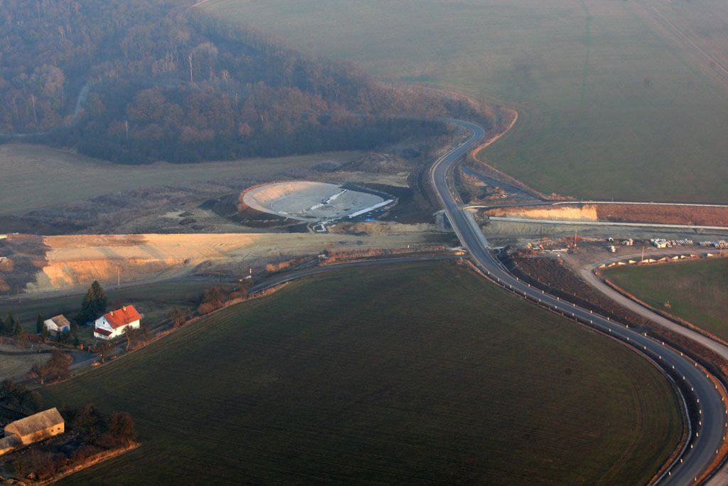 Letem nad Českým středohořím a dálnicí D8