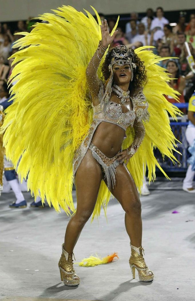 Drum Queen Juliana Alves of the Unidos da Tijuca samba school dances on the first night of the annual carnival parade in Rio de Janeiro's Sambadrome, February 10, 2013. REUTERS/Sergio Moraes (BRAZIL - Tags: SOCIETY) Published: Úno. 11, 2013, 3:40 dop.