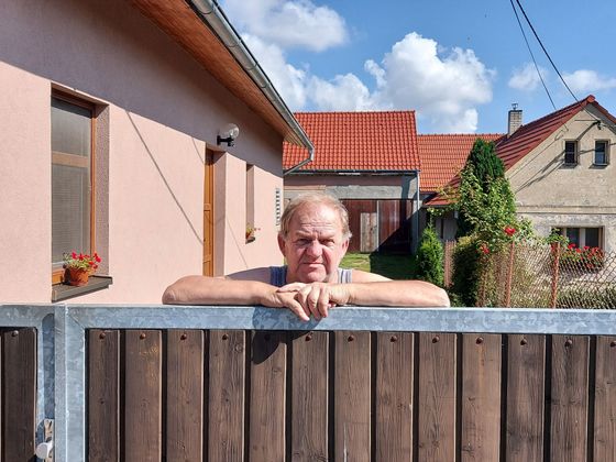 Místní rodák, devětašedesátiletý Josef Kubička vzpomíná, že dřív bylo v obci živěji. Byla zde hospoda, škola i obchod s potravinami.