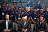 "Tohle je splněný sen pro izraelské a palestinské děti. Ty mají dva sny: vstřelit gól na Camp Nou a mír mezi oběma stranami," uvedl izraelský prezident Šimon Peres, jenž hráče Barcy přivítal spolu s premiérem Benjaminem Netanjahuem.