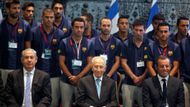 "Tohle je splněný sen pro izraelské a palestinské děti. Ty mají dva sny: vstřelit gól na Camp Nou a mír mezi oběma stranami," uvedl izraelský prezident Šimon Peres, jenž hráče Barcy přivítal spolu s premiérem Benjaminem Netanjahuem.