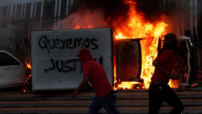Nepokoje v Mexiku kvůli pohřešovaným studentům.