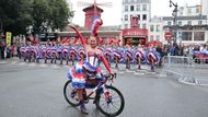 Paříž, Francie: tanečnice pózují před ikonickým Moulin Rouge během 21. etapy Tour de France, která vyvrcholila právě v Paříži.