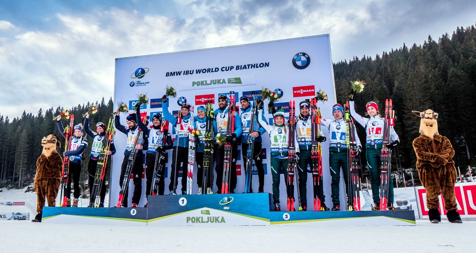 Stupně vítězů smíšené štafety na Světovém poháru biatlonistů v Pokljuce.