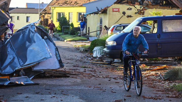 Tady přece nebydlím, kam zmizel můj svět? Tornádo změnilo vesnici Lužice k nepoznání; Zdroj foto: Tomáš Škoda