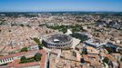 Celkový pohled na historické centrum v Nîmes ve Francii.