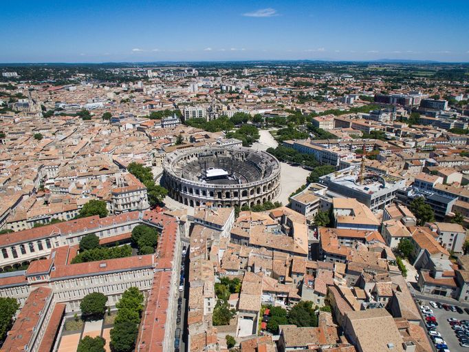 Celkový pohled na historické centrum v Nîmes ve Francii.