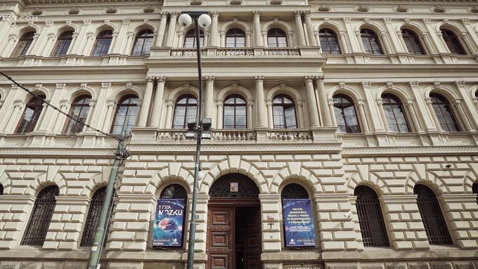 Palác s průčelím ve stylu italské renesance a velkoryse řešeným bankovním sálem patří k významným příklad architektury historismu v Praze.