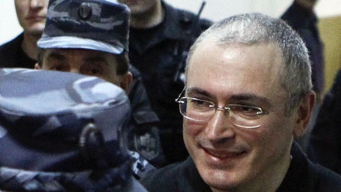 Eskorta odvádí od soudu Michaila Chodorkovského.