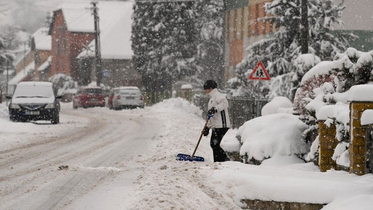 Česko zasáhlo sněžení. Na železnicích je situace lepší, vlaky jsou ale dál zpožděné