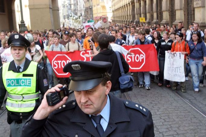 Organizátoři ani policie nebyli na tak masový protest připraveni.