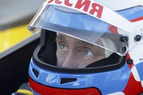Putin jezdil Formulí 1. Na výročí říjnové revoluce
