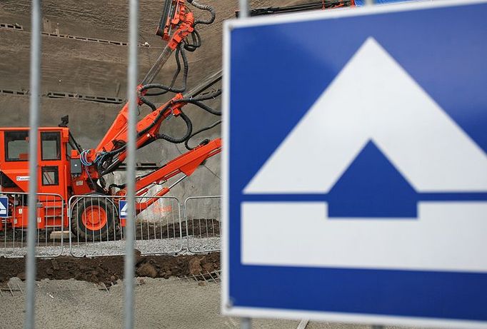 Ke stavbě je zapotřebí náročná technika. Na místě bude dokonce vybudována dočasná mobilní betonárna, která usnadní jinak komplikovanou (a pro okolí jistě nepříjemnou) dopravu odpovídajícího množství betonu.