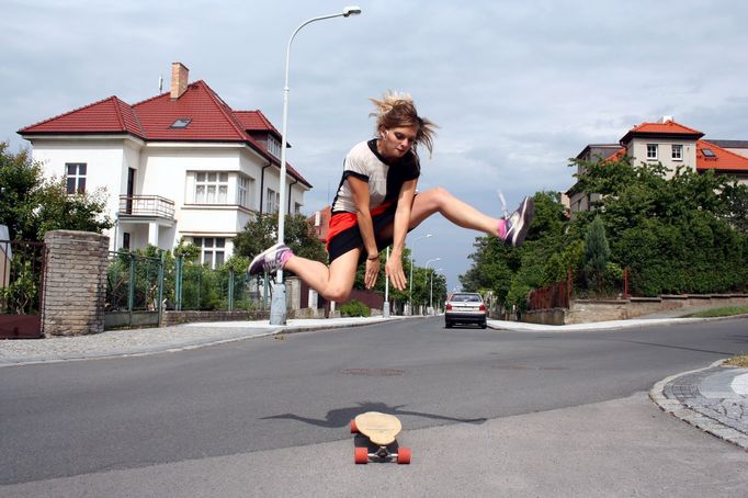 Alternativní jízda ve městě, může posloužit i longboard.