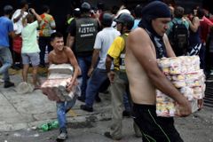 Lepší byznys než drogy. Venezuelská armáda řídí černý trh s potravinami, stát se tak brání i puči