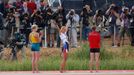 Česká veslařka Miroslava Knapková (uprostřed) slaví zlatou medaili na OH 2012. vpravo je stříbrná Dánka Udby Erichsenová a vlevo bronzová Australanka Kim Crowová.