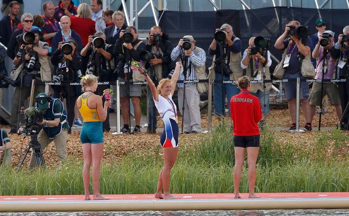 Česká veslařka Miroslava Knapková (uprostřed) slaví zlatou medaili na OH 2012. vpravo je stříbrná Dánka Udby Erichsenová a vlevo bronzová Australanka Kim Crowová.